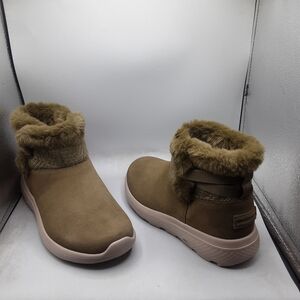 Skechers Olive Green Fur-Lined Winter Boots 7W